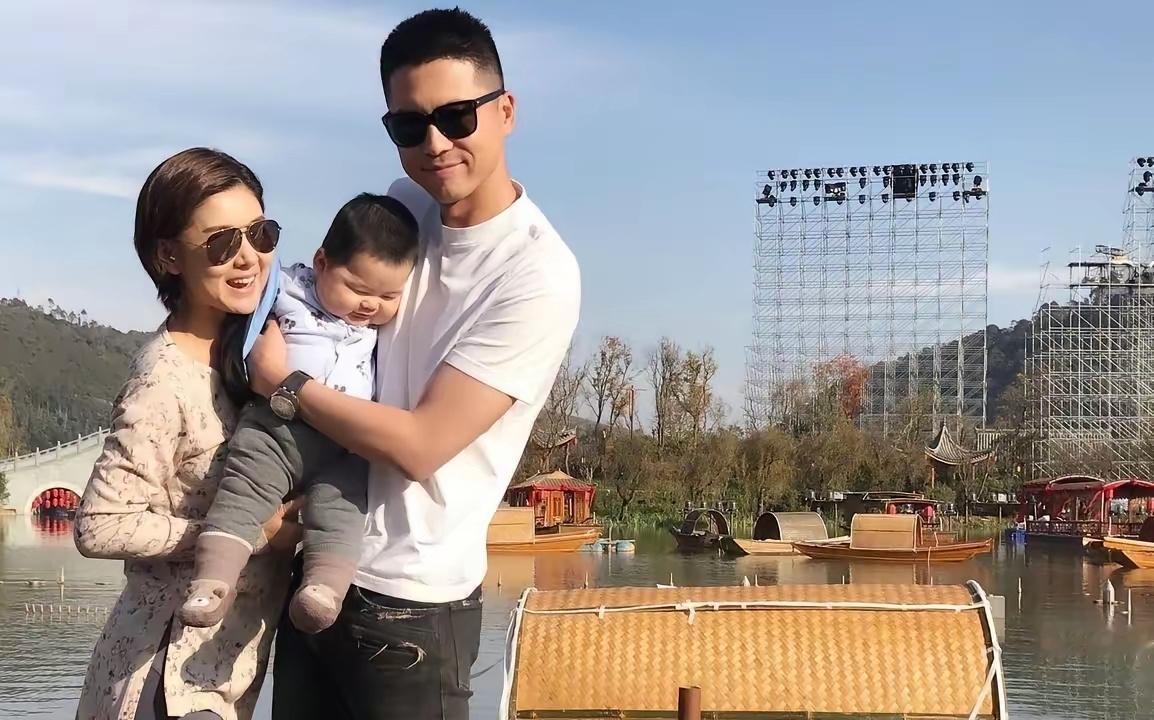 李小萌：你看咱家两个小家伙，太有意思了。老大眉眼跟你一模一样，沉稳帅气，老二完全