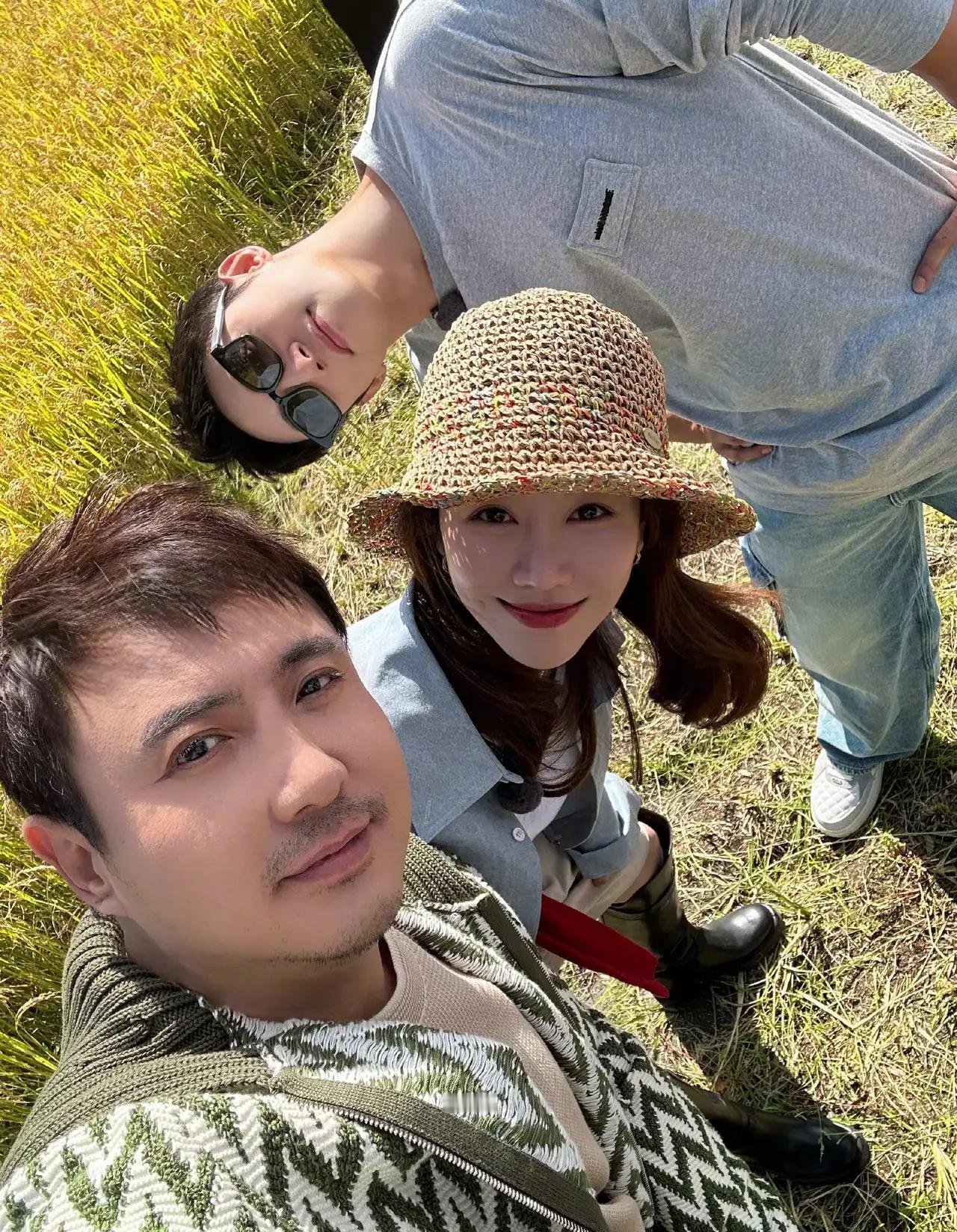 #沈腾黄景瑜姜妍合照#黄景瑜晒与沈腾姜妍的合照，三人手缩到袖子里的造型东北范儿十
