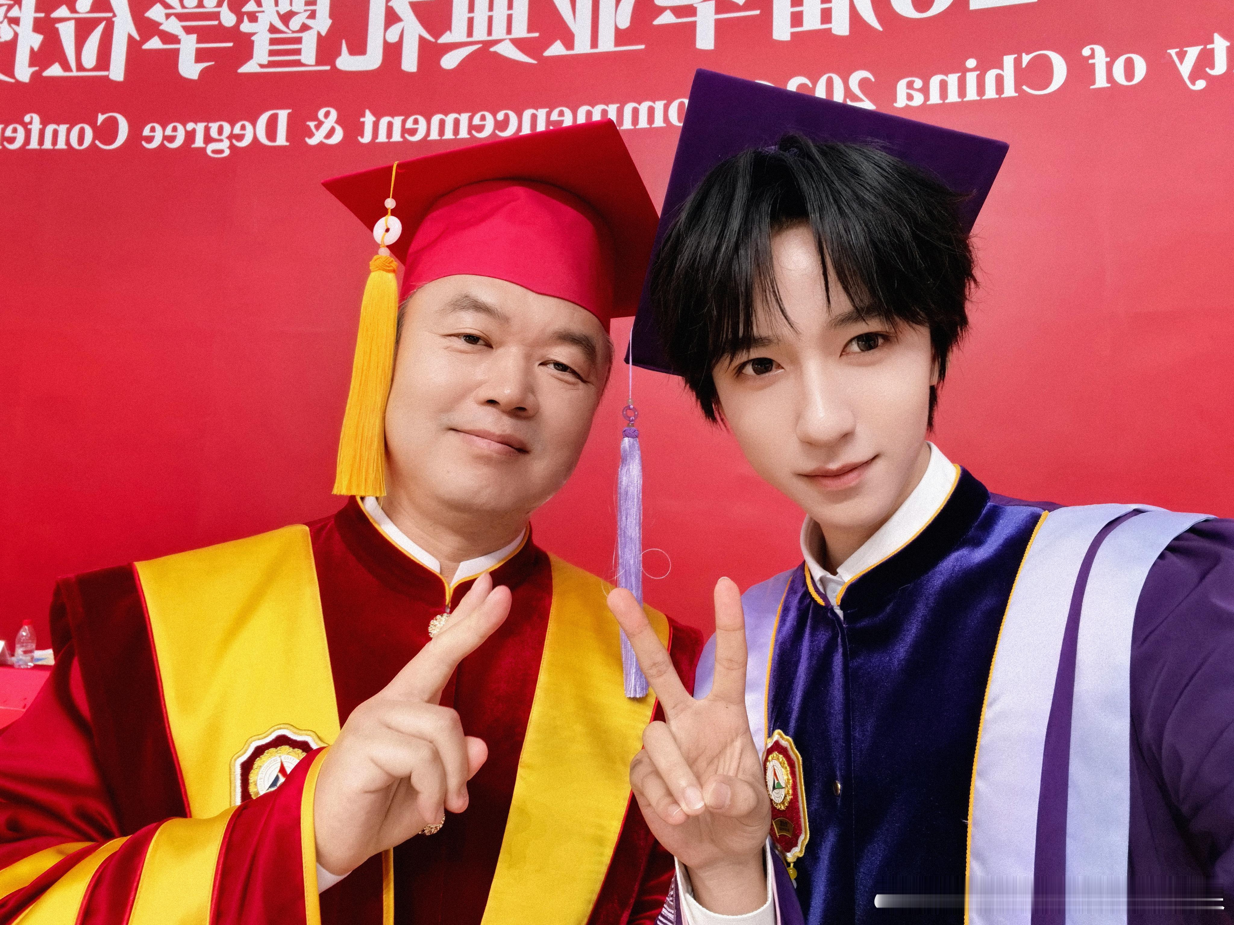 贺峻霖晒毕业vlog时间真的好快🥲我明明还看着你入学，居然都本科毕业了🎓接下