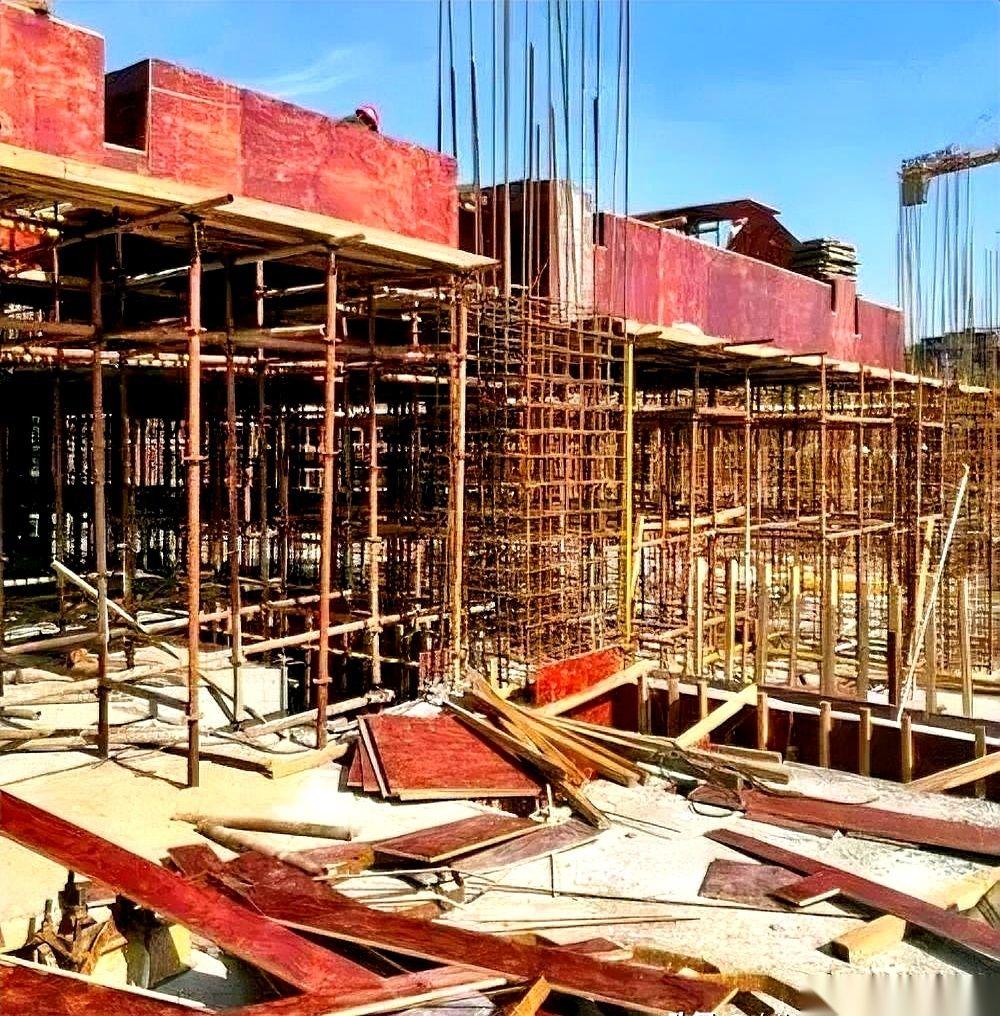 183公分，乘以91.5公分。
我敢打赌，想出这个尺寸的人，肯定没亲自下过工地。