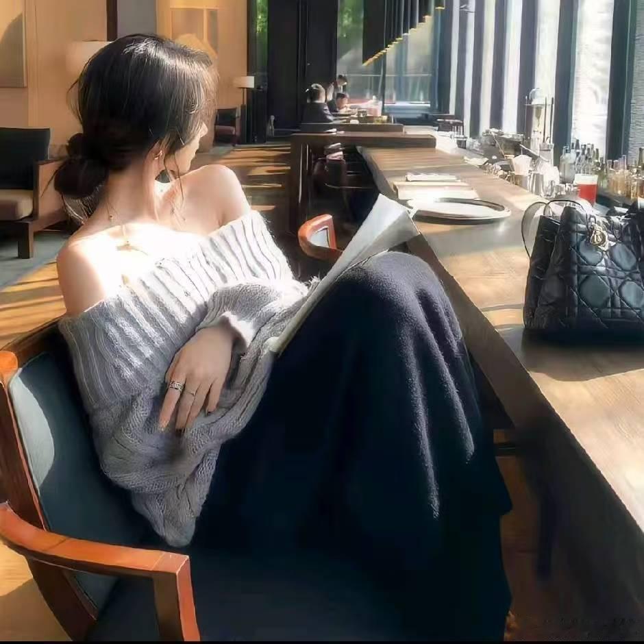 今天的三场比赛简单的聊下瑞士队VS阿尔及利亚这场比赛。每日足球推荐 瑞士队体系相