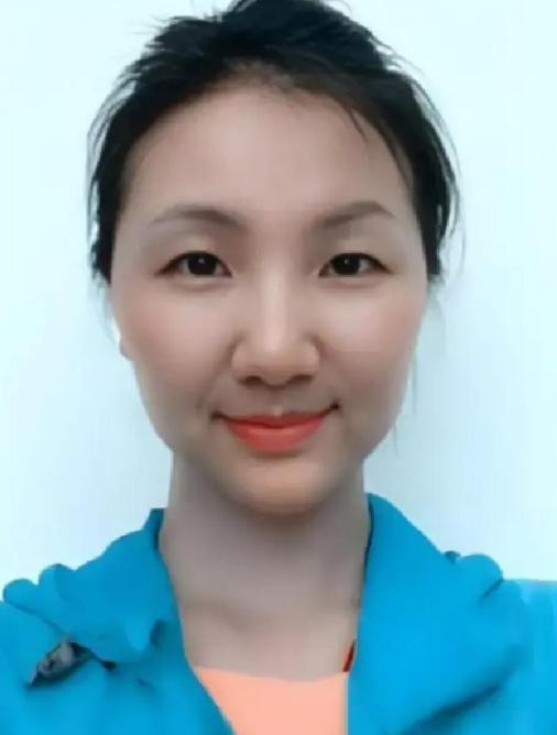 13 年前，一架飞往乌鲁木齐的客机升至 5000 米高空时，一位空姐突然推着餐车