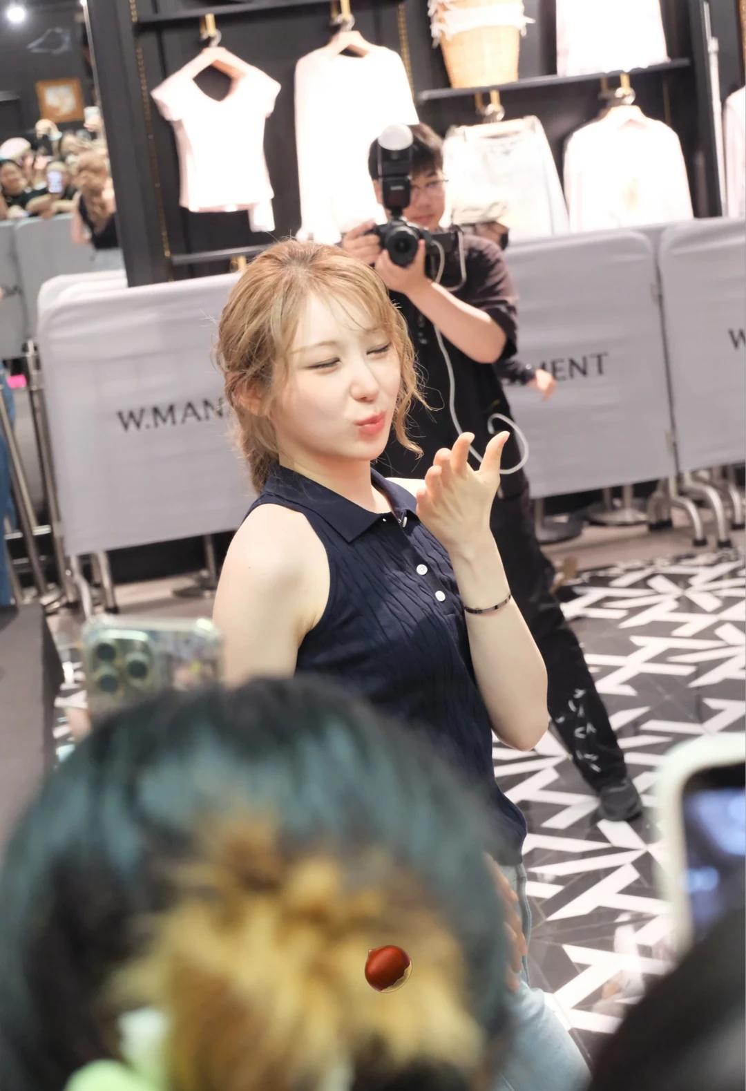 太美了！！！欧尼！
彩演怎么可以这么可爱！这么好看！[皱眉]
我对她没有一句坏话