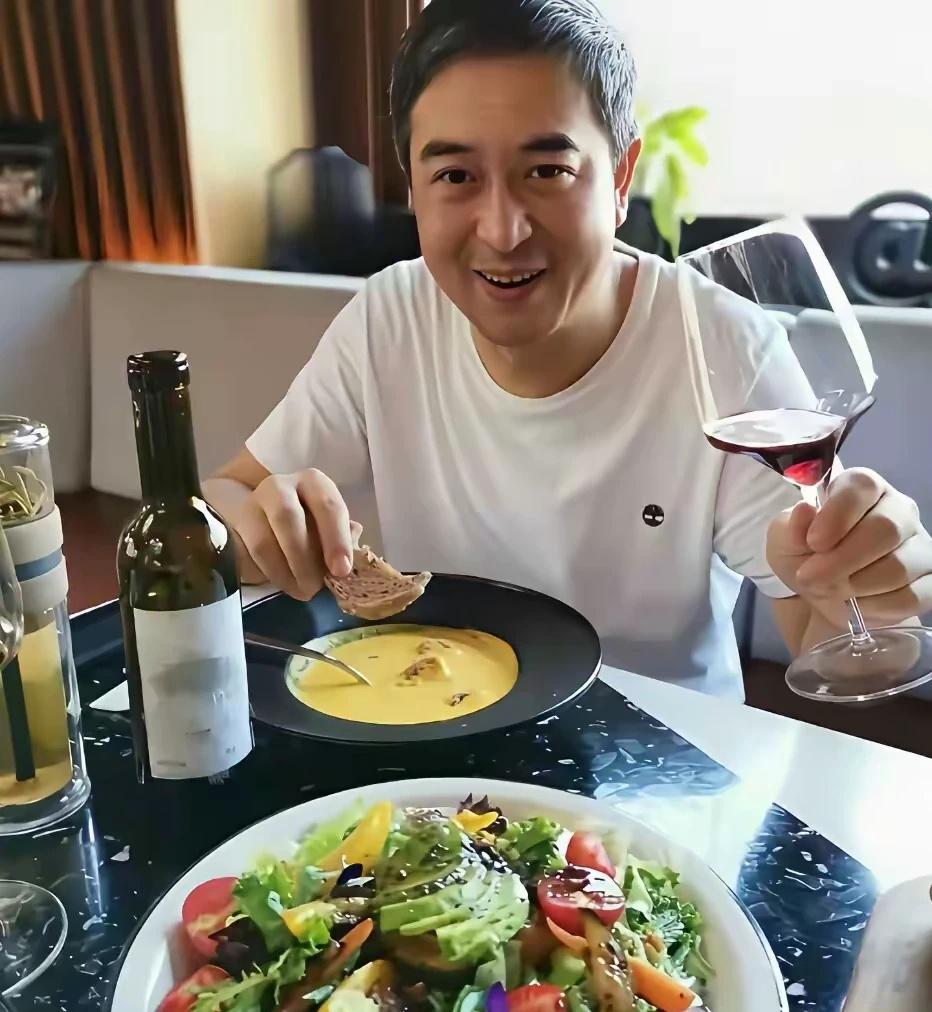 老照片（5566）: 演员张嘉译在家中吃的晚餐竟是这样。