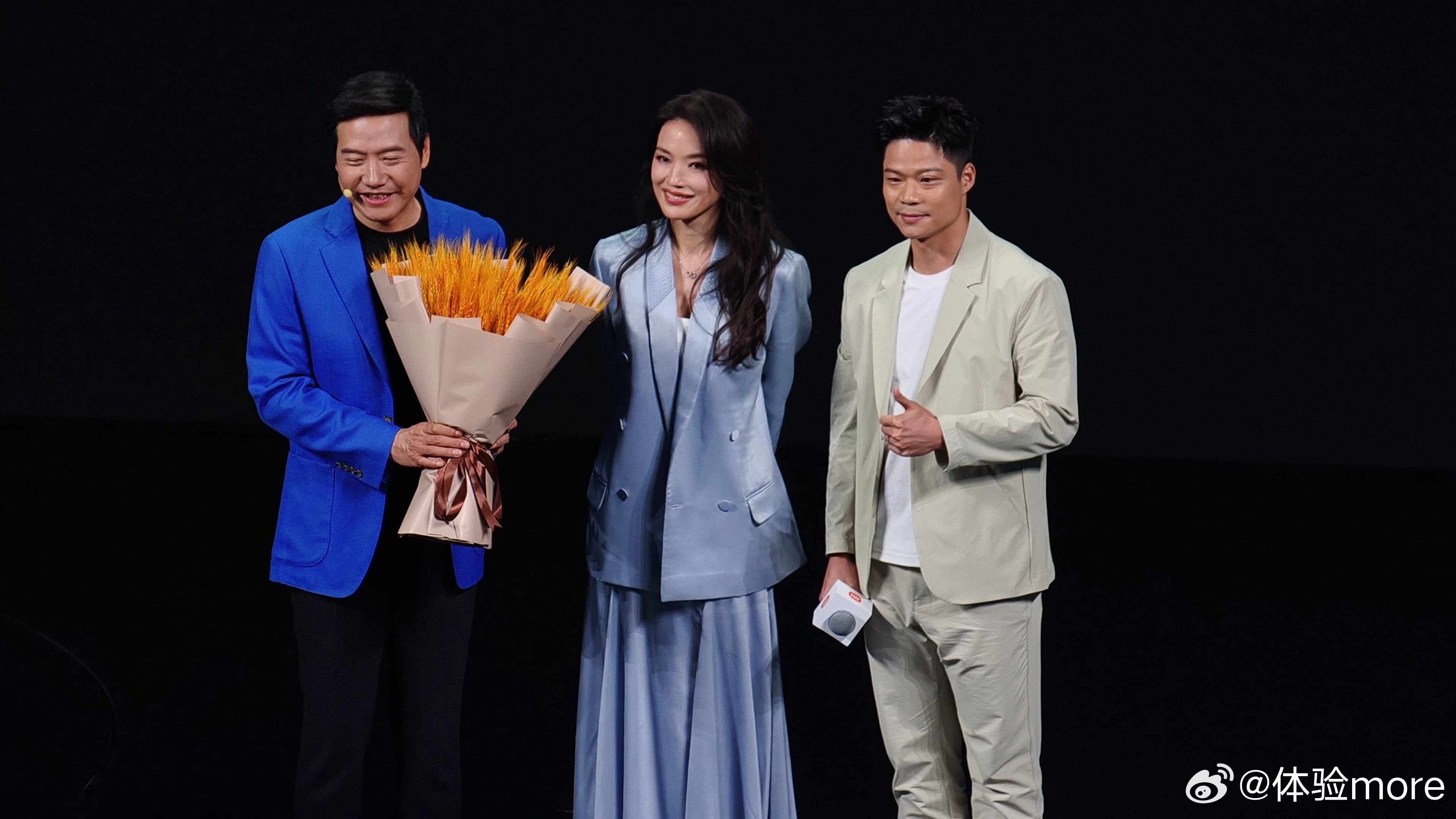 小米新SU7官宣舒淇苏炳添代言今天欣喜的是两位代言人都来到了现场，第一次同时见两