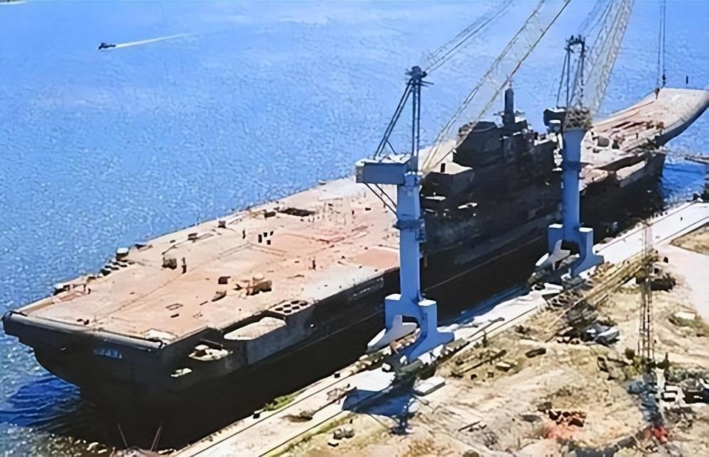 航母这事儿，当年咱们海军为了搞它，可谓求爷爷告奶奶。立国初期就定下目标，要把解放