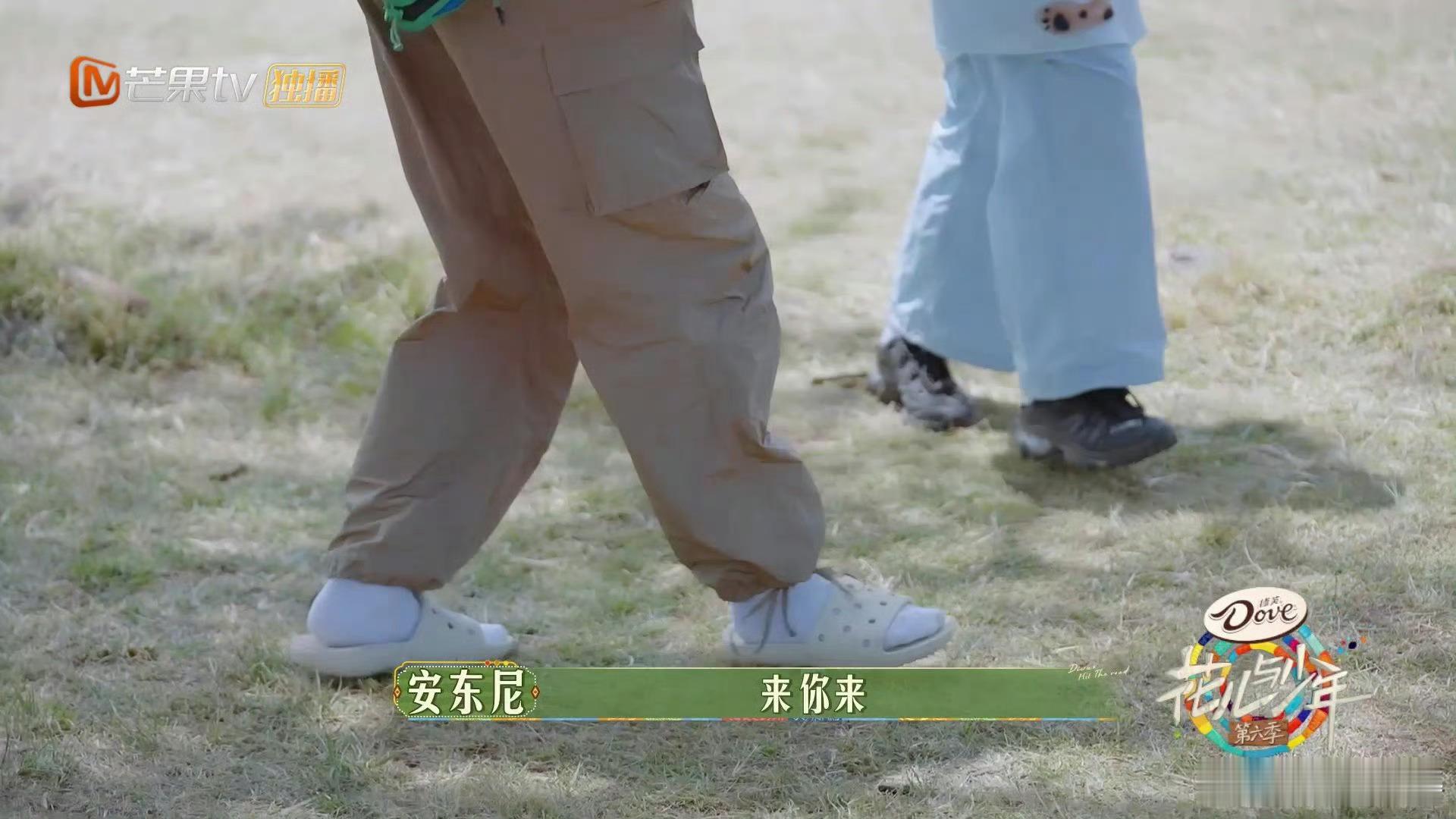 田嘉瑞我没有跳舞这个功能  花少6  田嘉瑞跟随当地导游学习舞蹈动作，手脚似乎各