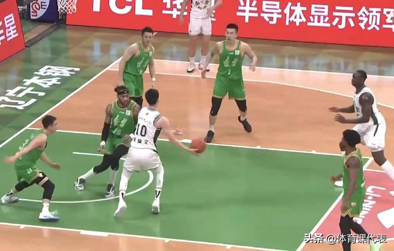 双外援给力，郭昊文9分4助攻，莫兰德两双，同曦男篮半场领先辽宁9分！北京时间20