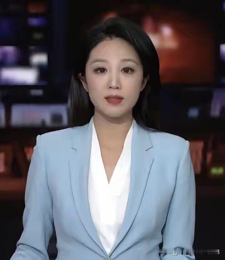 江西出美女，同是来自江西的主持人余露莹颜值高，跟陈蓓蓓一样都是有气质的央视主持人