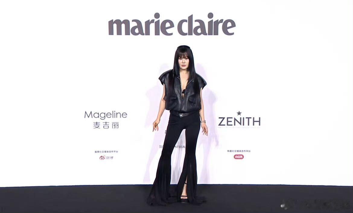 袁娅维黑皮人鱼造型好辣  袁娅维这身造型太绝了，黑皮人鱼风完美适配她的新歌《Ba