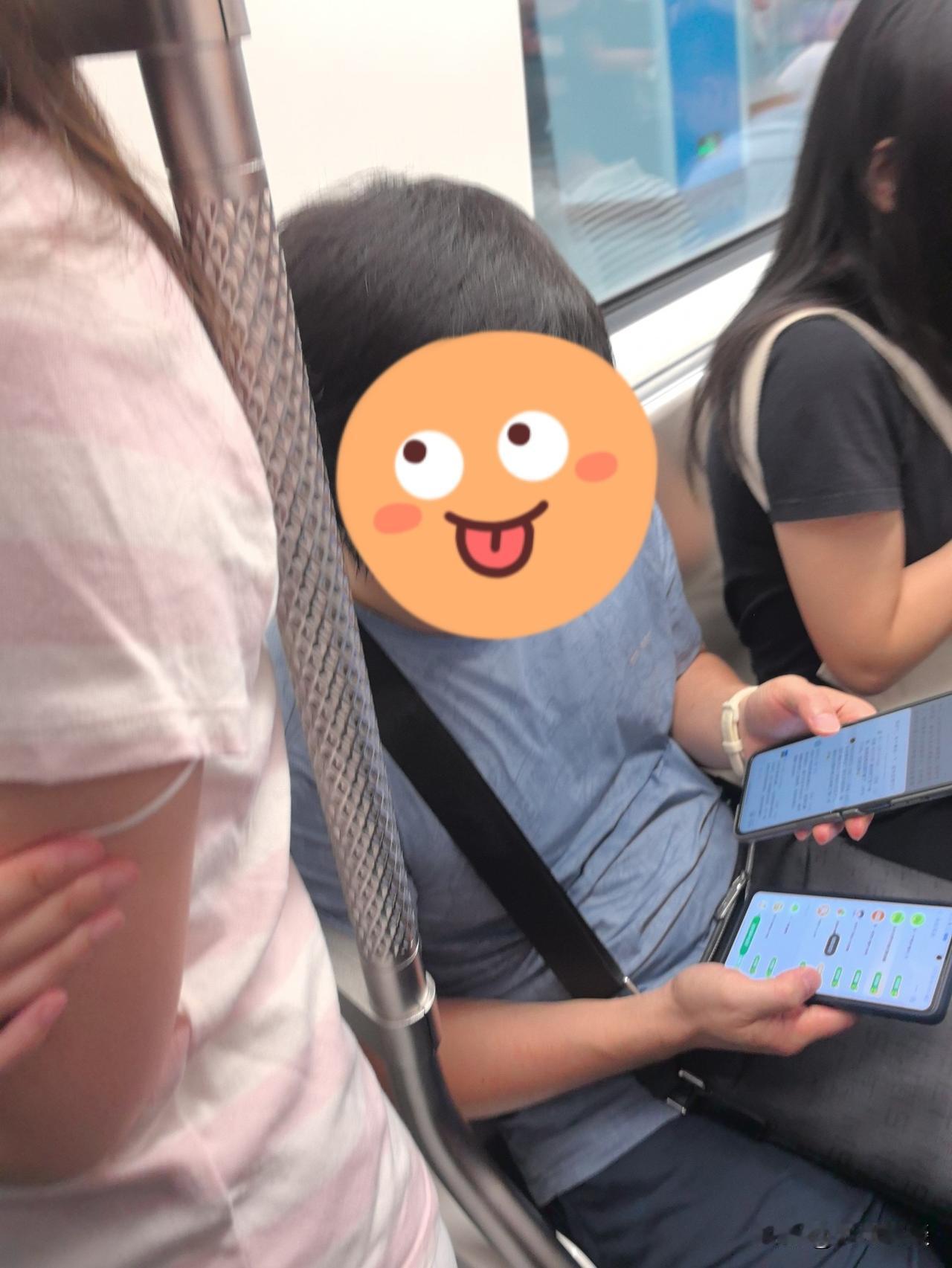 为啥有人会拿着两部手机一起用呢？比马斯克还要忙吗？
一部手机已经不能满足需要了吗
