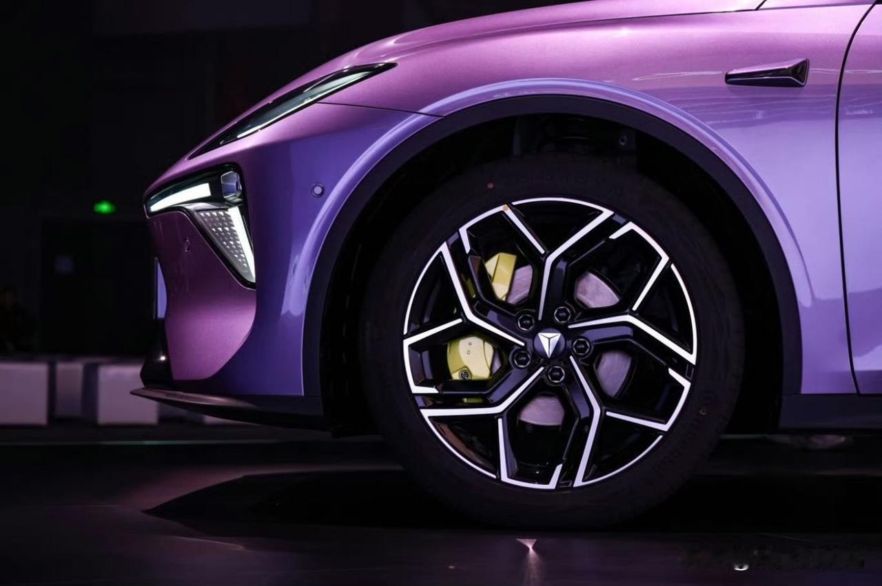 选车总是不如意，不是觉得驾控差点意思就是车机不够智能，深蓝 L06 直接拉开同级