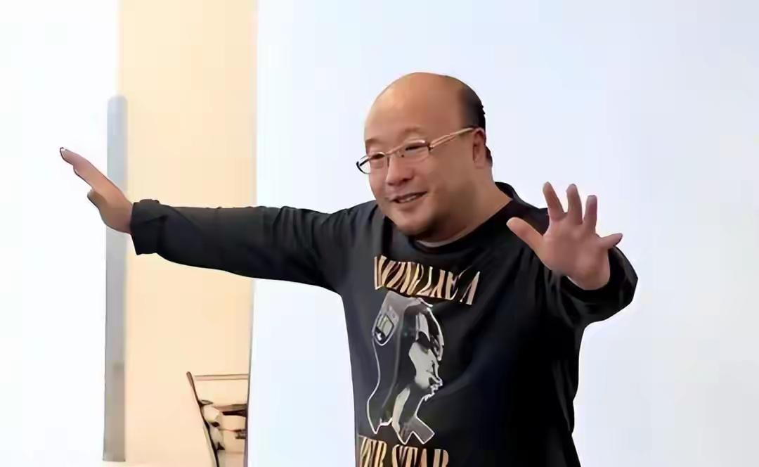 中国金融圈曾爆过一个惊天大案，就是钱宝网千亿骗局。主犯张小雷，1969 年生于天