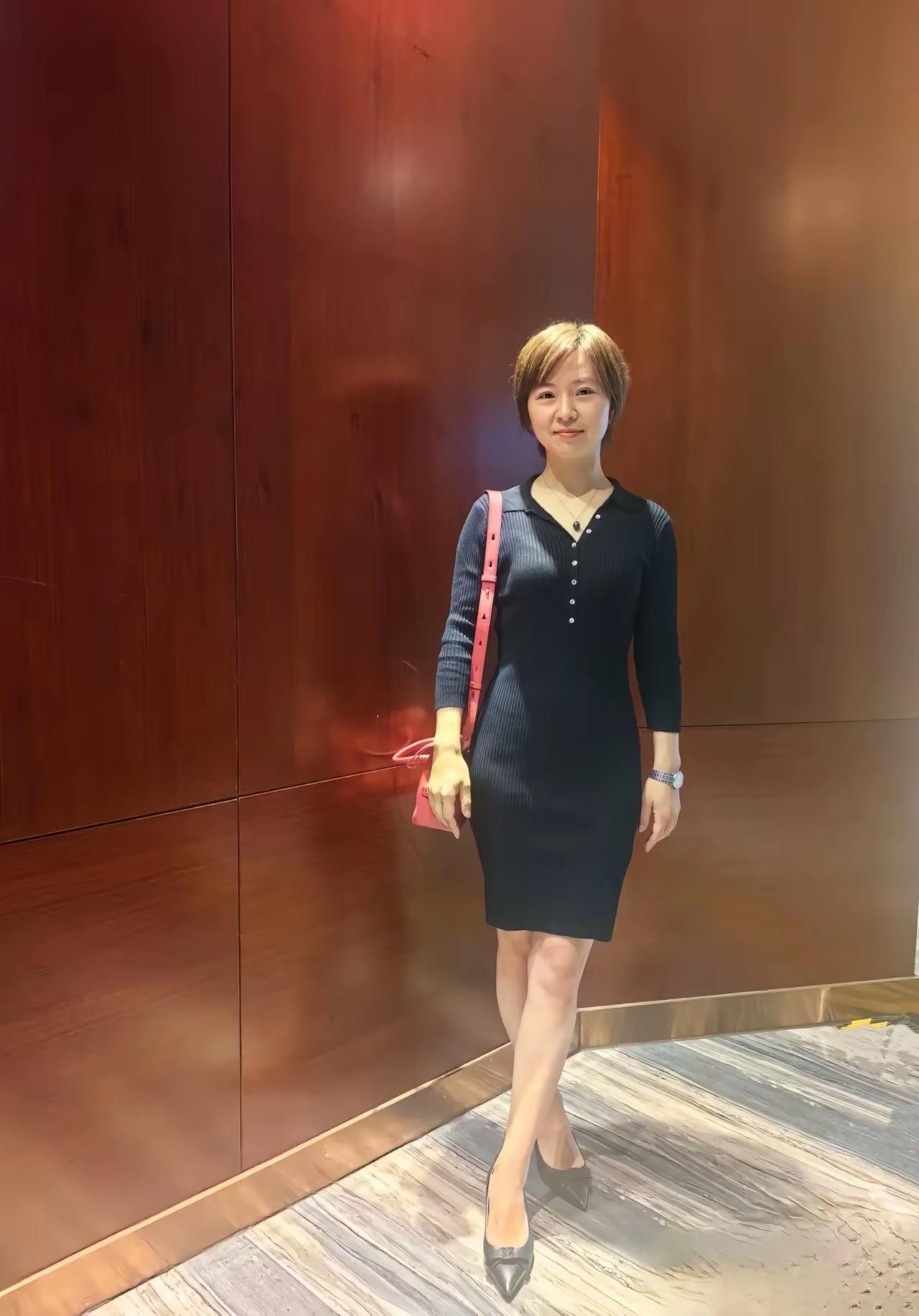 这位女士在体制内属于什么级别领导