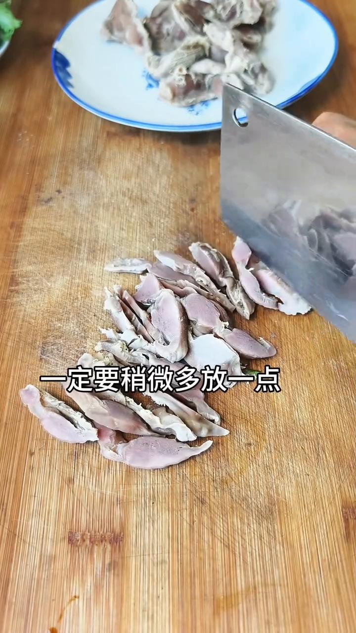 回锅鸡胗。
这个鸡胗我是一炒它就硬，今天我做了一个不一样的做法，做个回锅鸡胗。