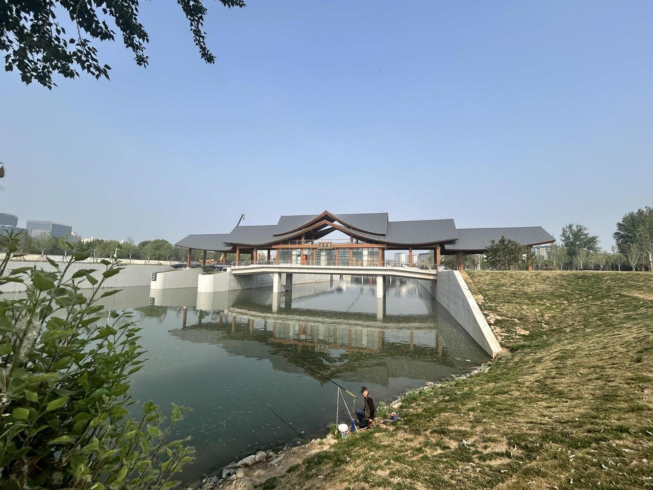 游东坝闸怀古

单车北赴觅新闸，
二水交汇势自嘉。
飞檐三孔承清浪，
古坝千年忆