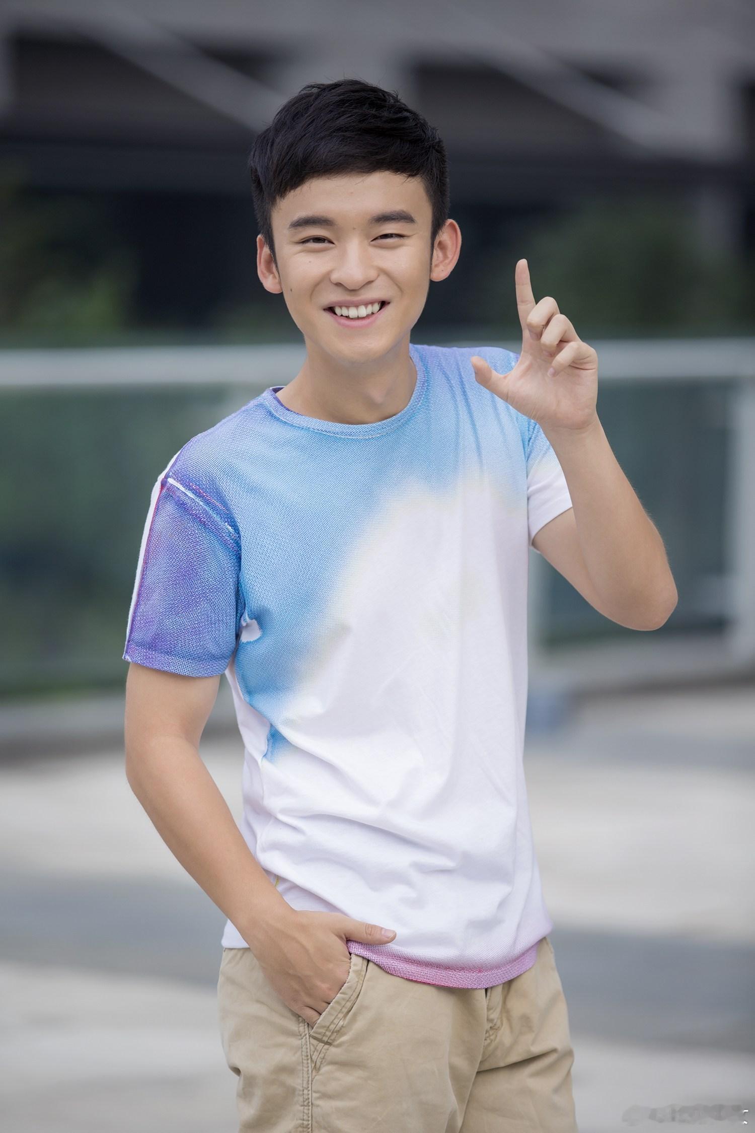 #董子健以导演身份走红毯#董子健首次以导演身份踏上红毯，风光无限，而且他还是今年