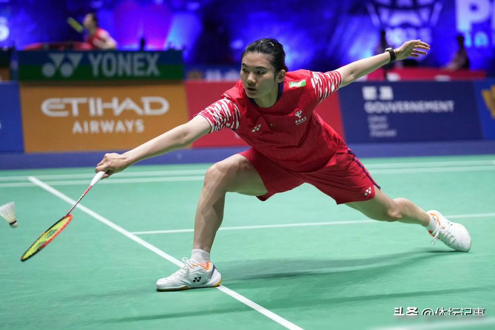 日本选手连得十二分完成惊天大逆转。你坐在屏幕前刚端起水杯，国羽女单五号种子韩悦就