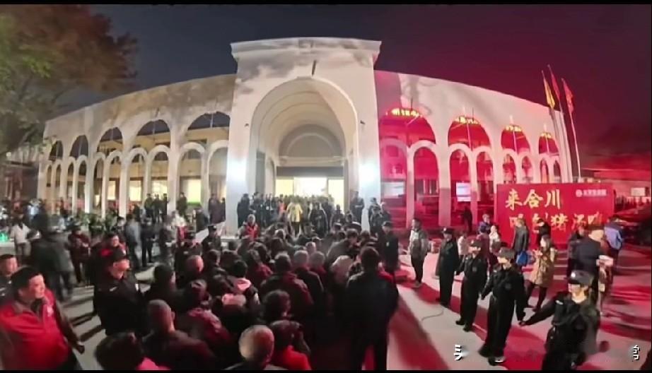 重庆合川刨猪汤彻底翻车！
主办方请外地人却被本地老人薅羊毛，菜品差到遭吐槽
 