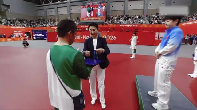给莎莎颁奖的嘉宾是“羽坛皇后”李玲蔚，现任国际奥委会执委会委员、中国奥委会副主席。
她跟莎莎说“祝贺