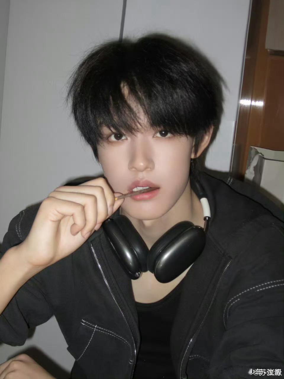 张极一进厨房自动散发人夫感 被厨房张极深深俘获！一进入就自动笼罩温柔可靠气场。侧