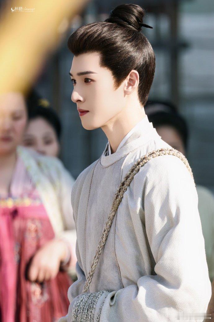 李昀锐 没有不漏的义务 斯哈斯哈！宽肩窄腰 + 清晰腹肌，李昀锐肤白貌美的模样太