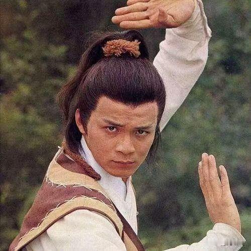 还是黄日华的郭靖完美，演的相当到位，黄日华就是书里的郭靖:真诚，善良，他憨厚，但