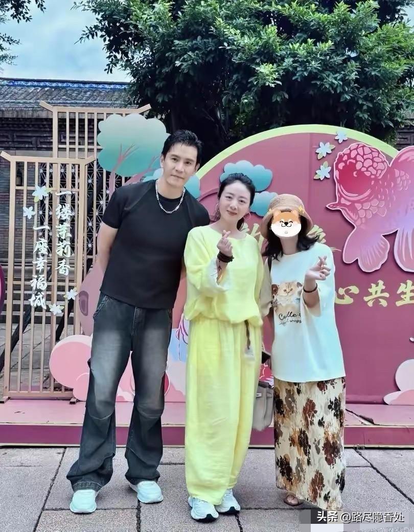 有网友在福州碰到小李琳和经超，两口子颜值是真高！经超今年40，小李琳46，但站一