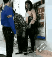 养出这种逆子还有什么用？十多岁的男孩当众脚踢母亲，奶奶拦都拦不住，溺爱养出的坏脾