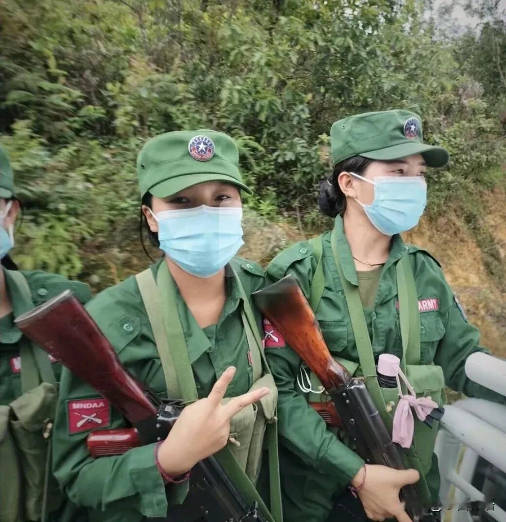 军中绿花同盟军女兵！
在同盟军中有一支女兵部队，她们不仅为同盟军提供后勤补给保障