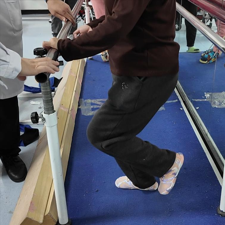 先练上肢还是先练下肢？偏瘫康复最大的误区，很多人正在犯！

很多偏瘫朋友和家属都