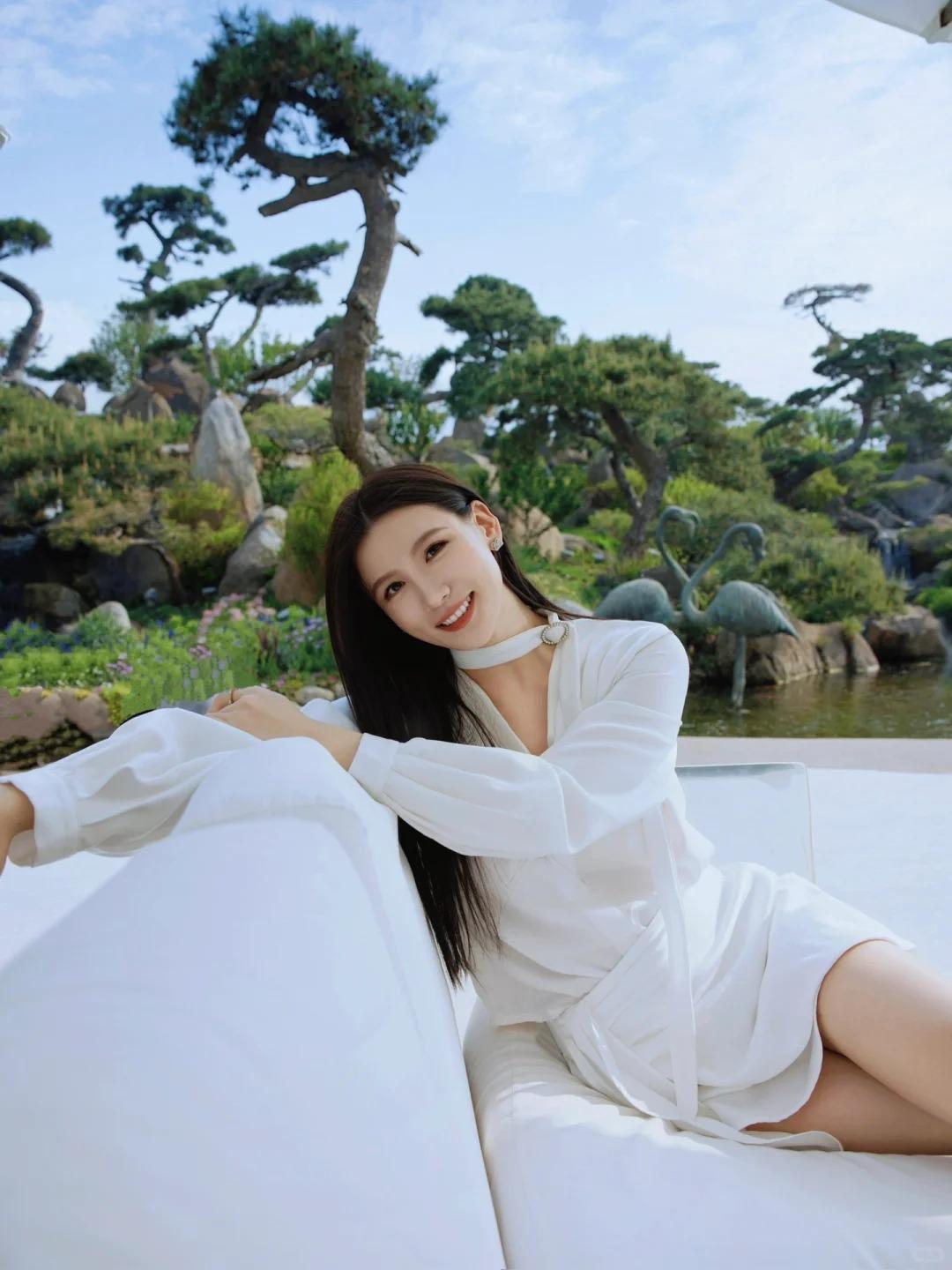 成熟中带着青涩的小姐姐，面庞肌理藏着岁月的幽微印记，线条柔和却藏着隐性曜然，明暗