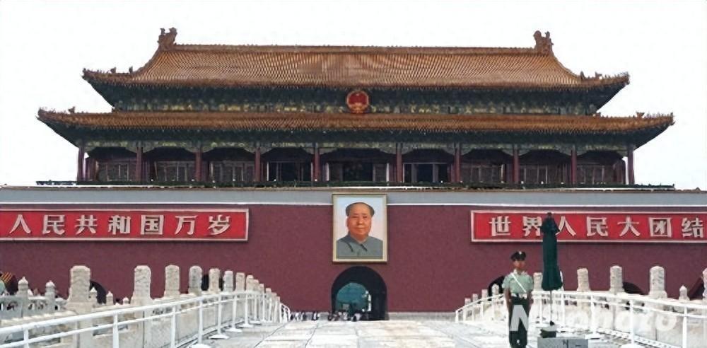 天安门城楼上伟人画像历史经历了几代更替？这些画像分别由哪些画家绘制背后还有哪些动