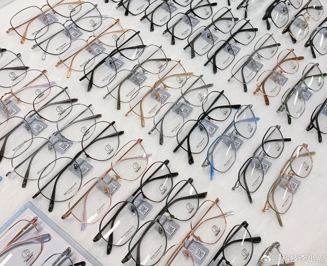 进价15元镜片竟卖799元每次带我弟弟去眼镜店里换眼镜，销售都会力推贵的眼镜片，