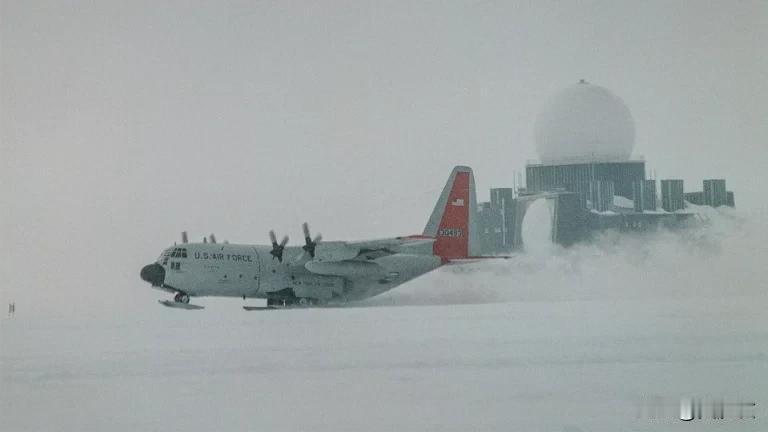 美国经丹麦同意向格陵兰岛派遣军用飞机。
北美防空司令部（NORAD）的指挥机正前