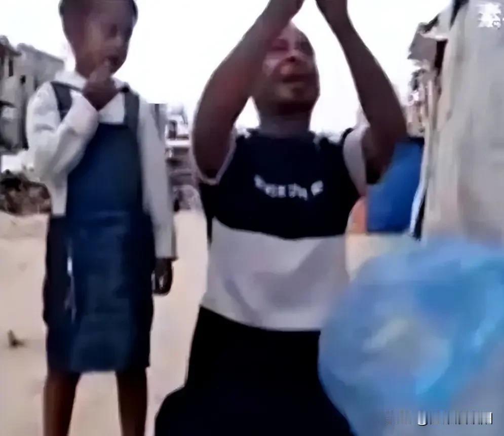 没想到宗教的影响竟然那么强大！许多中东难民，拿到中国千辛万苦送去的救援物资，第一