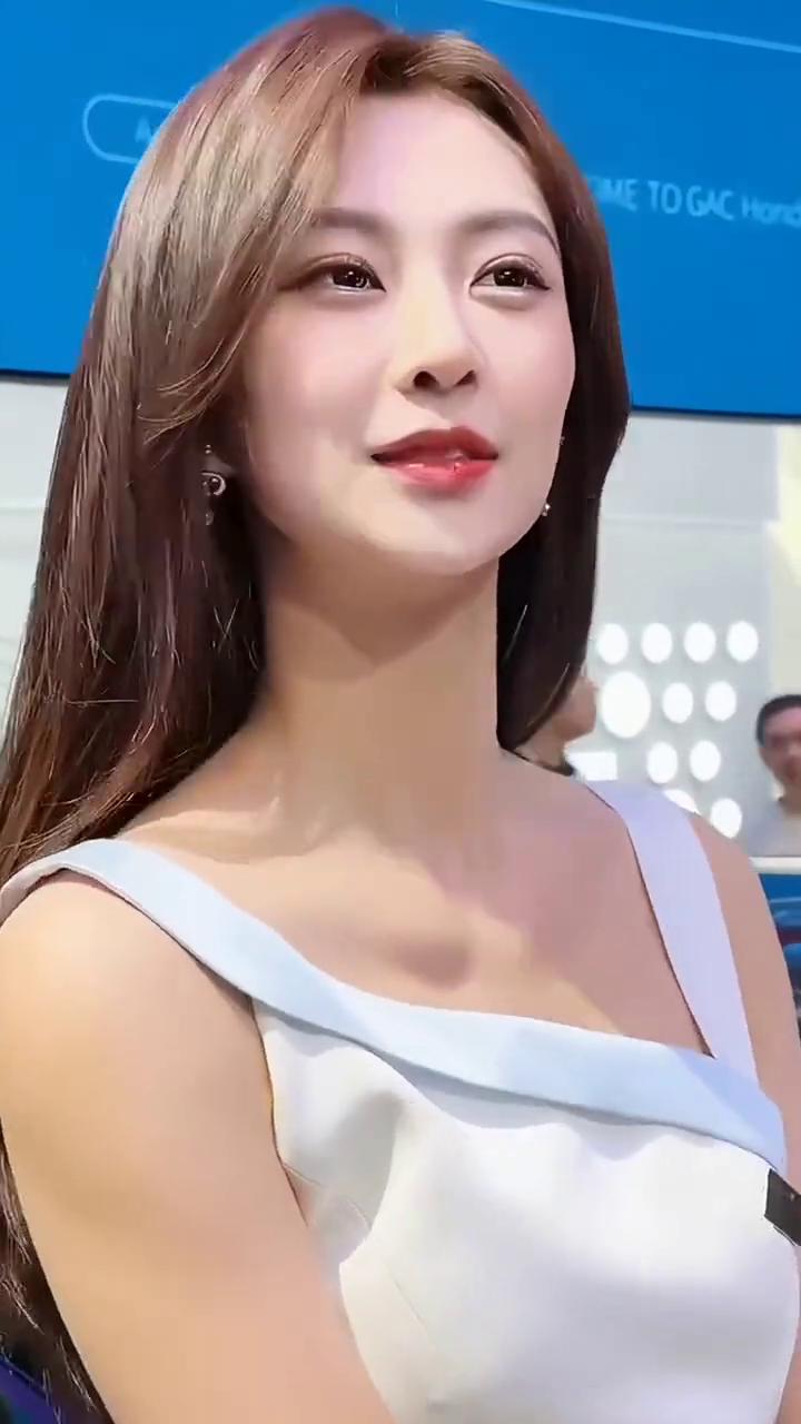 今天是这个月的最后一天，该祝你什么？那就祝你在新的一个月健康不停止，快乐不止步。