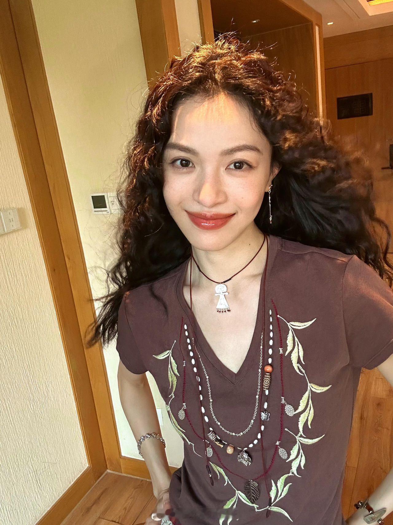 宋佳穿了钟楚曦T恤 啊啊啊啊宋佳钟楚曦的关系是真的好好，钟姐才出的联名款，宋佳就