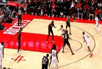 我跟你讲，今晚我算是开了眼了。
单节，4个抢断！一个新秀！
叫谢泼德是吧？就这小