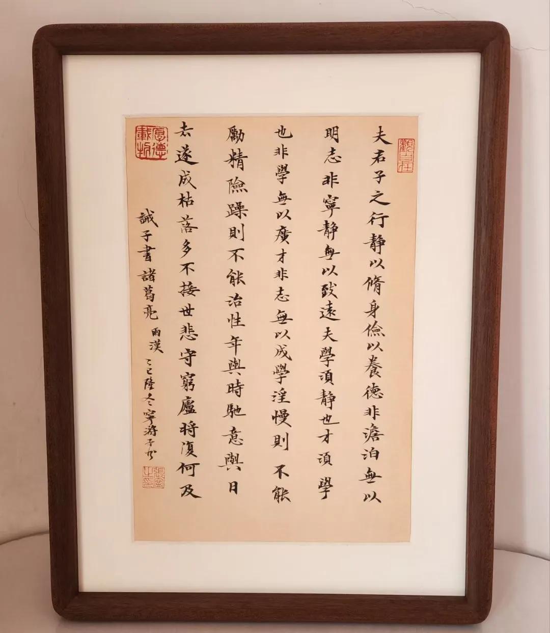 取下有机玻璃，这下不再反光了
（文化滋养游子心）
她十分辛苦，一边照顾着均已80