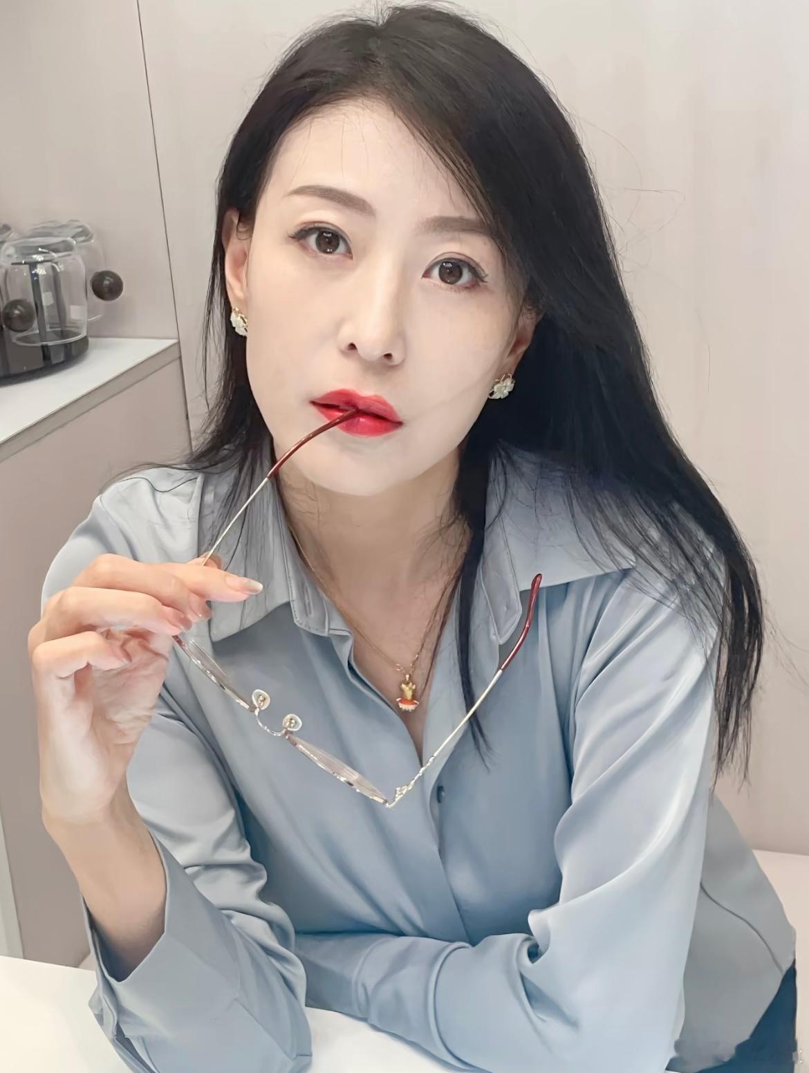 气质美韵眼镜阿姨 