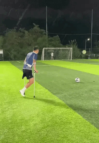 1：踢球真的有那么难吗？可能没有想的那么难。
2：有那么一瞬间，修猫是起了杀心的