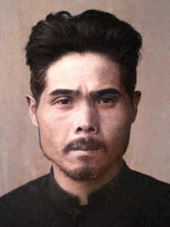 1943年松井曹长用木棒“威胁”孕妇，见孕妇痛苦惨叫，大谷上等兵说：“短了，还是