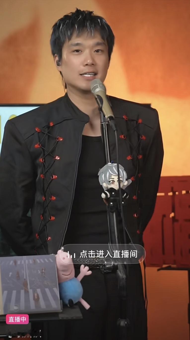 弹幕：你整容了吗？
耿斯汉：我没有整容，整容对与错我不评价，我接受不了在自己脸上