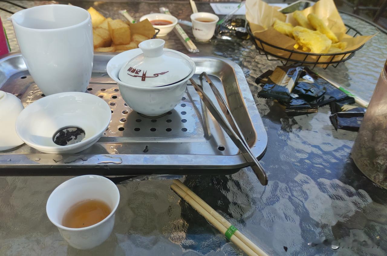 开启自驾游模式，今天目的地晋江八仙山公园。
和两位美女相约八仙山泡茶，有美女做伴