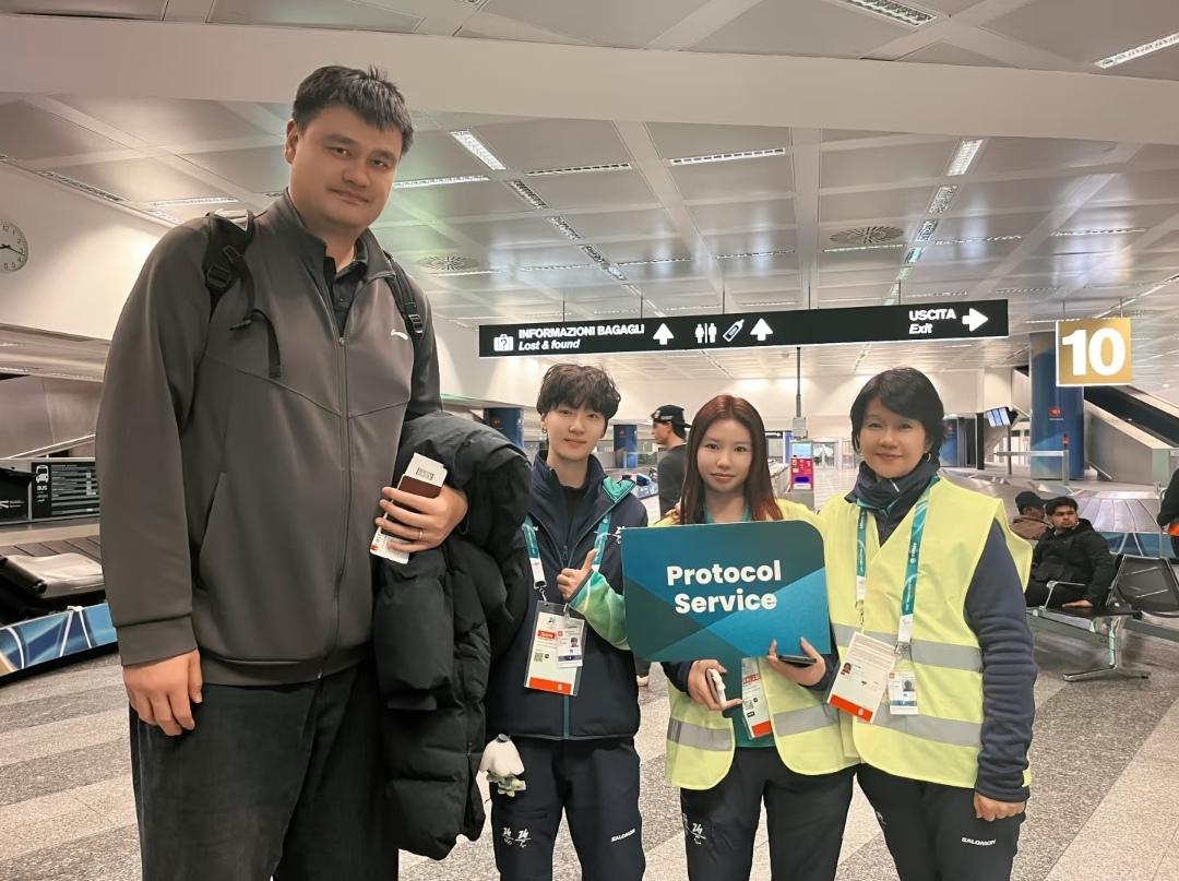 米兰马尔彭萨机场近日上演暖心一幕：三位在当地服务的中国志愿者，意外接到了刚刚飞抵