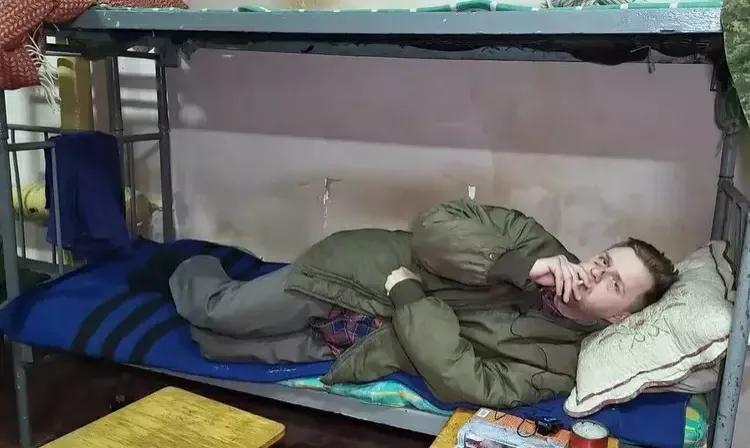 乌克兰媒体报道：这名动员兵是入乌参加特别军事行动中被抓获最快的记录获得者。

他