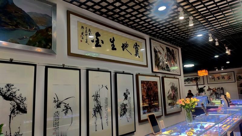 一幅画8800万，

老馆长被带走，

儿子呢？

南博的事最近闹得挺大。

庞