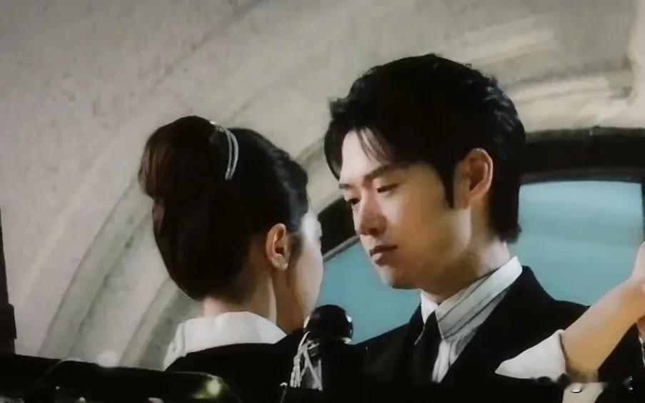 磕着磕着就笑了！
魏大勋、赵今麦新剧《无可替代》路透视频，二人跳舞，魏大勋那“搞