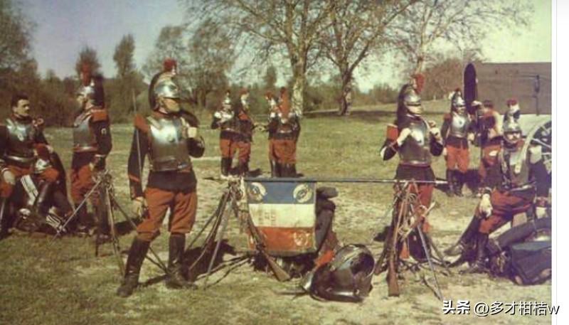 当1914年人类技术上首次世界大战爆发的时候，高卢国骑兵是戴着拿破仑时代留下来的